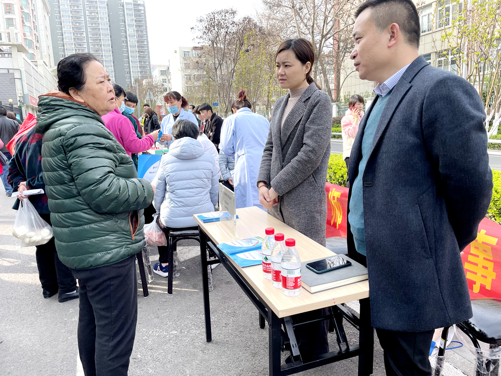 京鲁律师“雷锋月”进社区(图4)